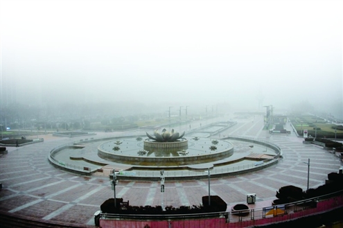 大雾笼罩下的泉城广场，若隐若现本专题图/记者王晓峰赵天羿周里